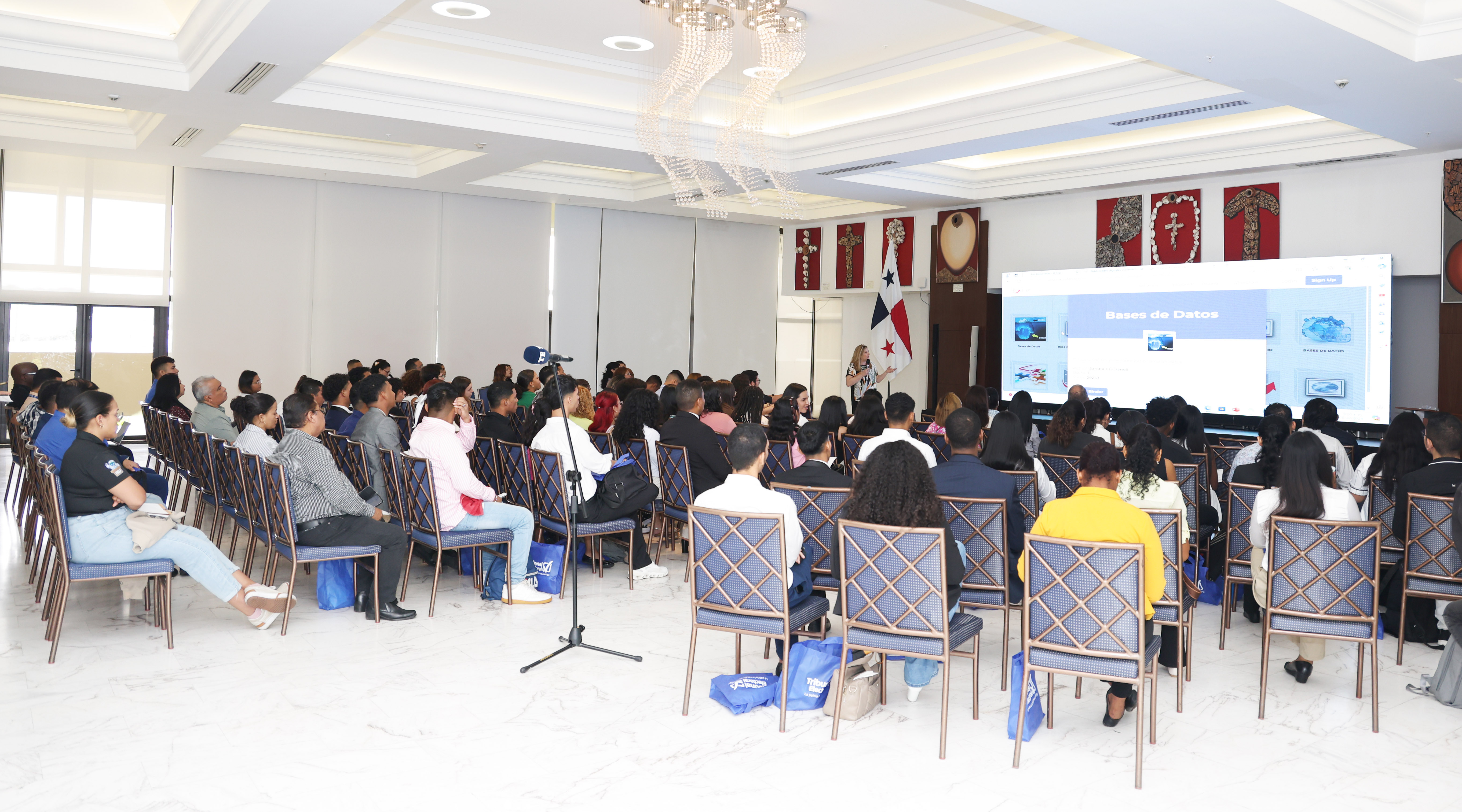 ENCUENTROS MEDCOM: HERRAMIENTAS PARA COMBATIR LA DESINFORMACIÓN